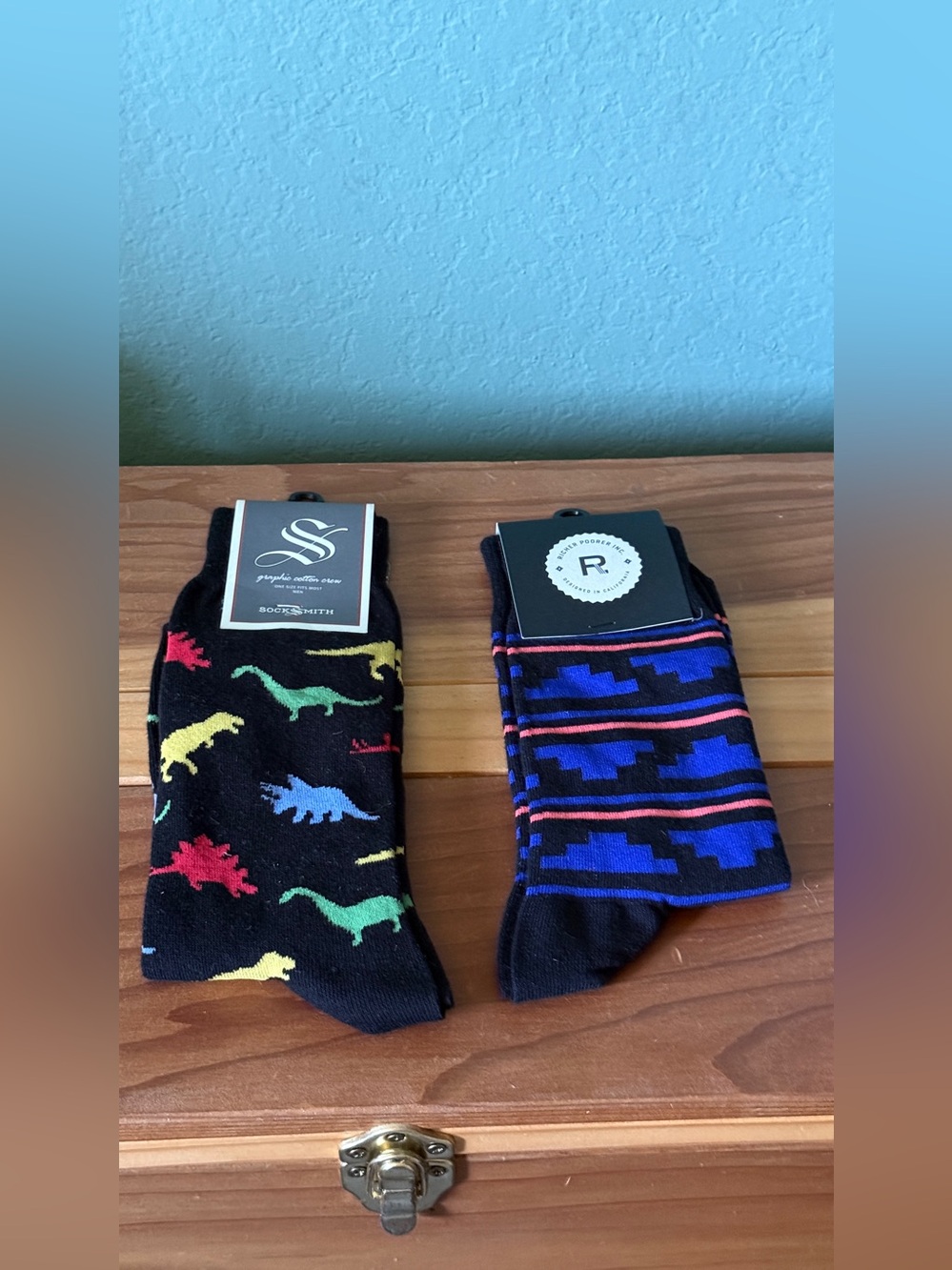 Socks Lot of 2 Pairs Socksmith Men’s Dinosaur Richer Poorer Trekker NWT
